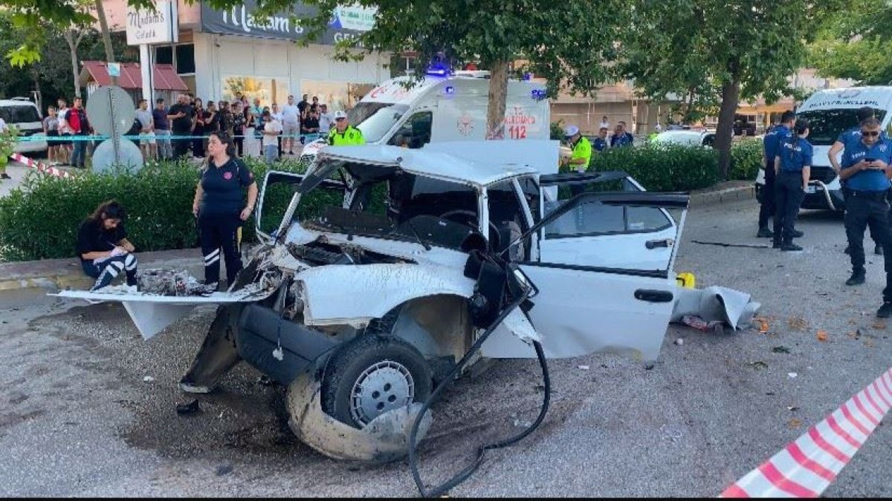 Ağaca çarpan Tofaş hurdaya döndü!