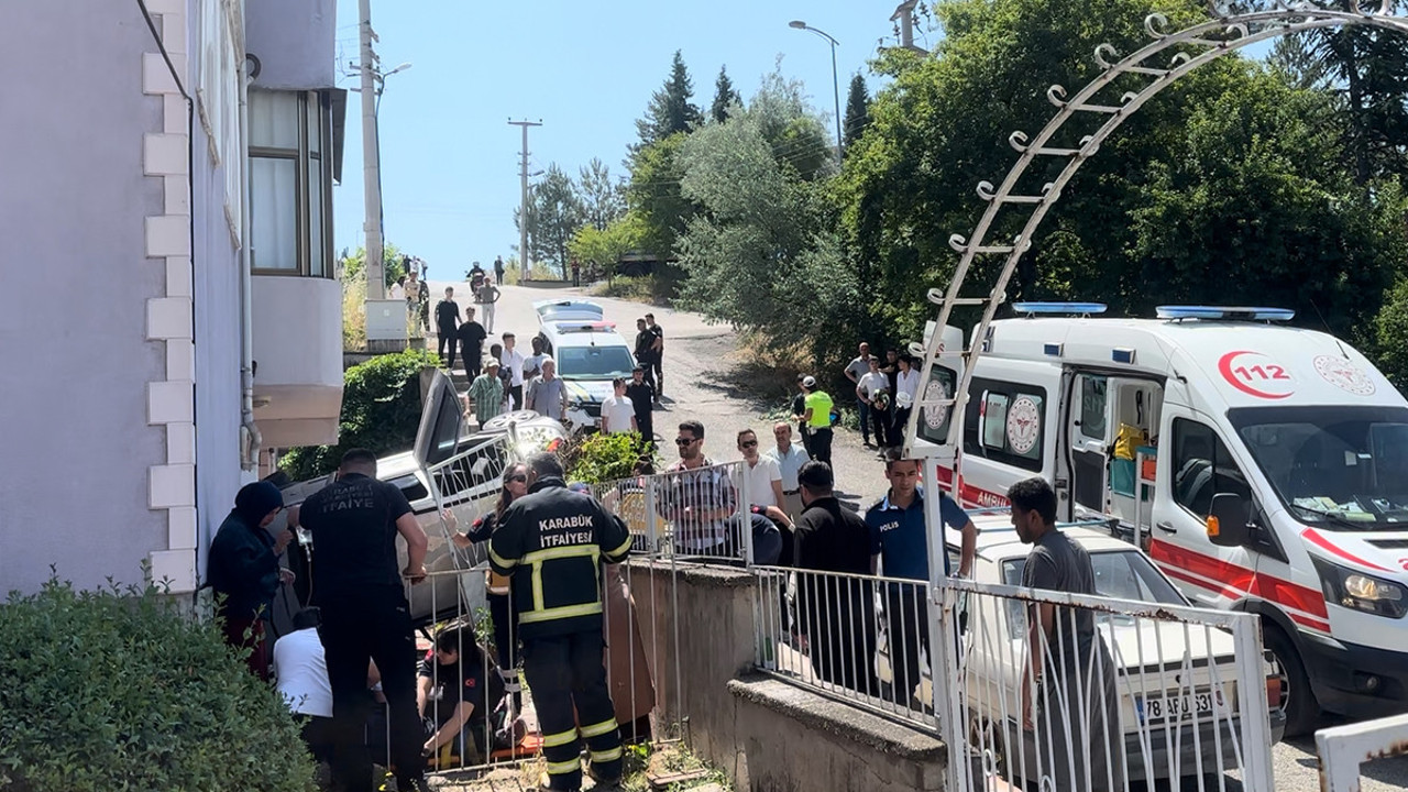 Otomobil apartmana daldı, yaralılar var