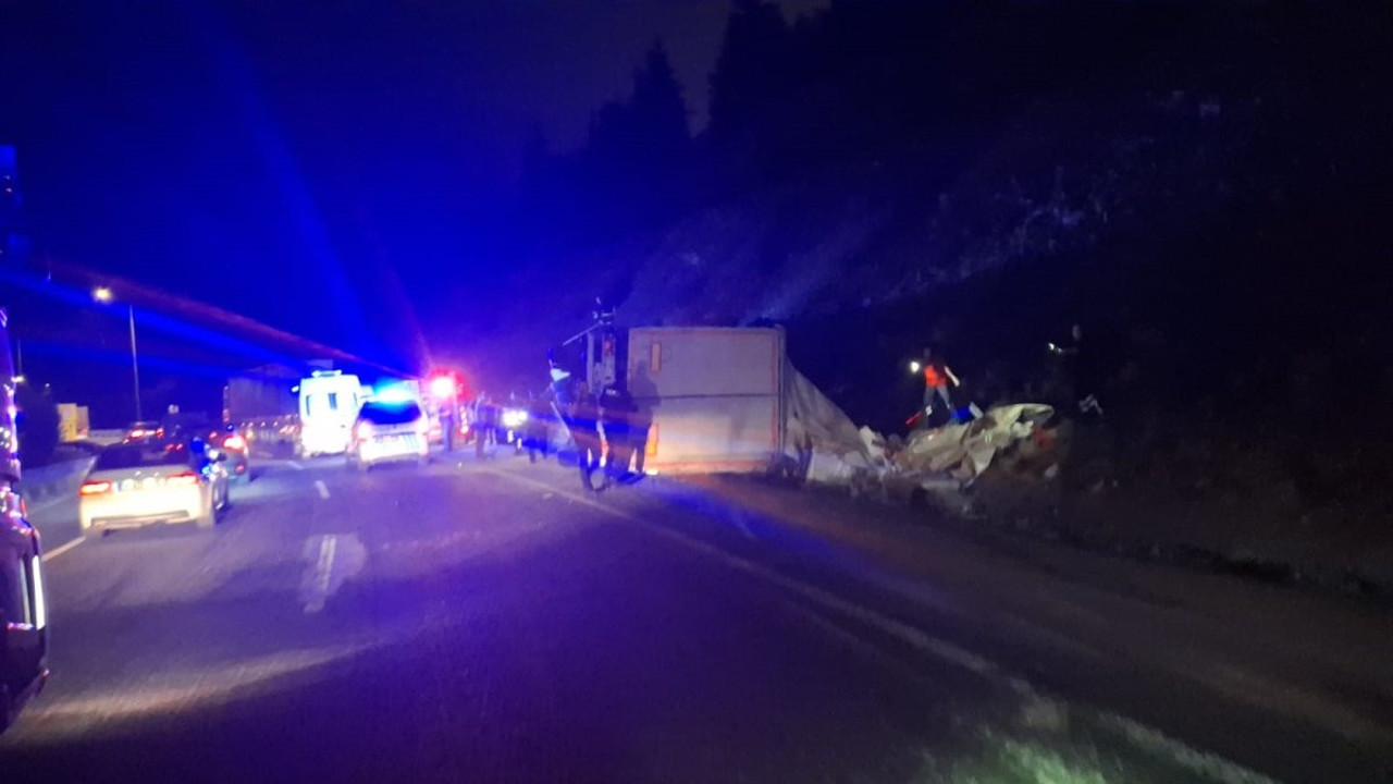 Bilecik'te çekici devrildi: Ölü ve yaralı var