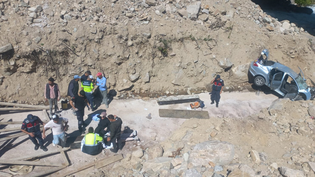 İkizdere'de can pazarı! Otomobil dere yatağına uçtu