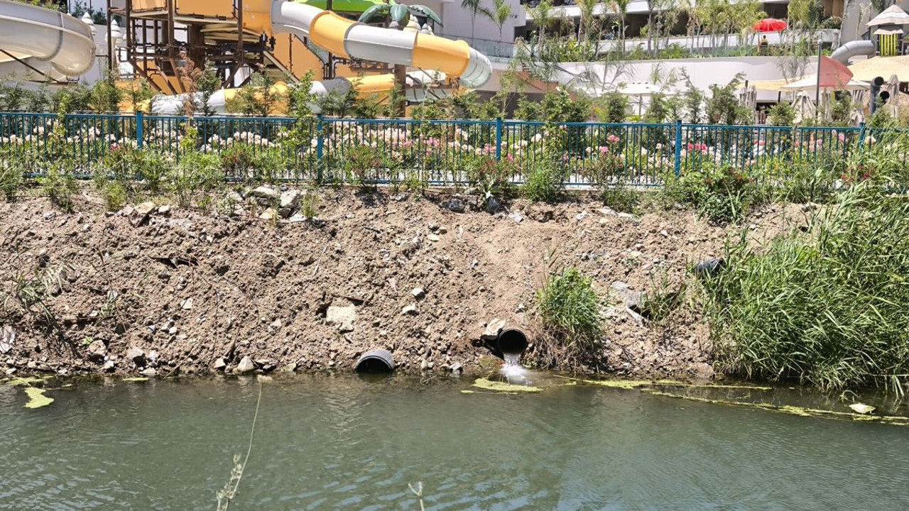 Turizm cennetinde çevre faciası! Karataş Plajı’nda dereyi kirleten otele yine milyonluk ceza! Kaçak inşaattan da ceza yemiş