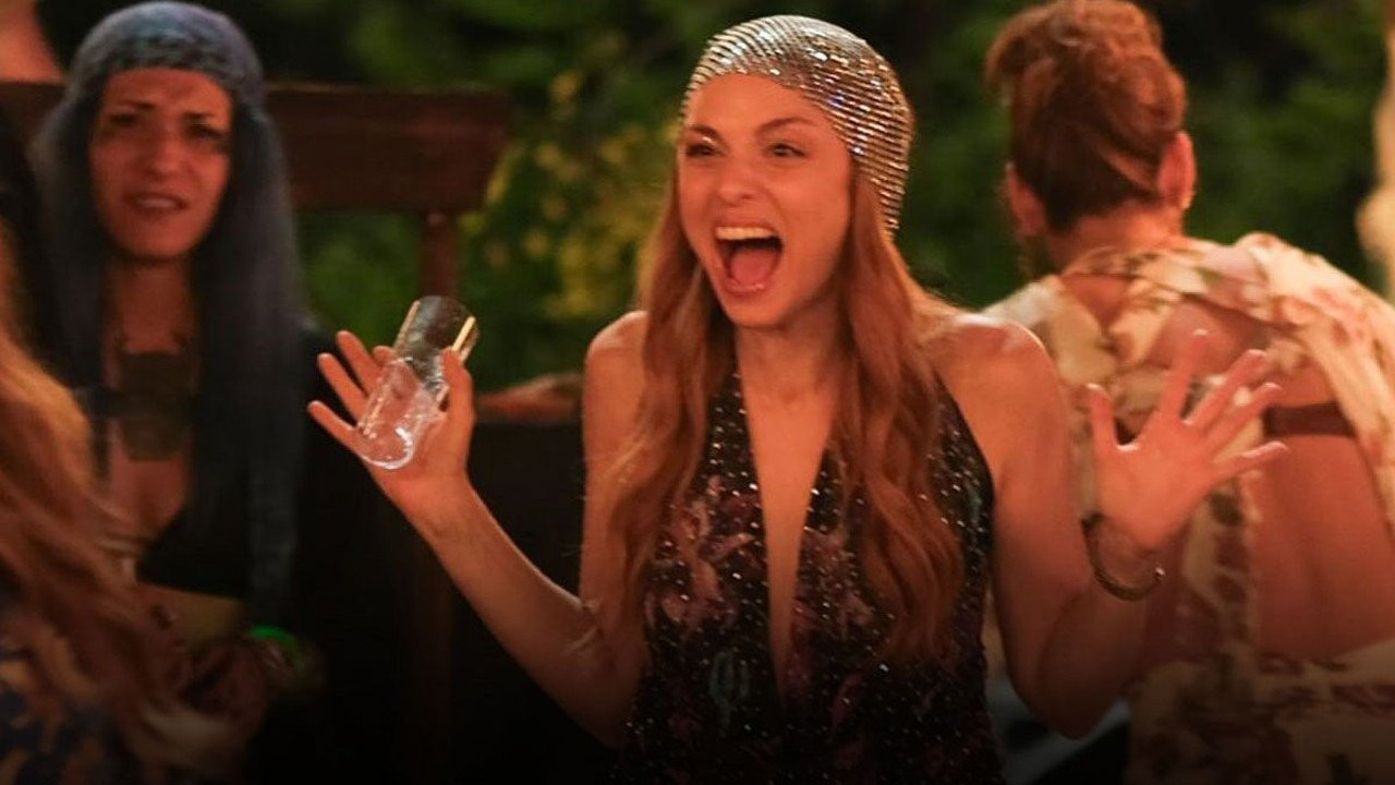 Oyuncu Nilperi Şahinkaya ortalığı birbirine kattı! Bardaklar havada uçuştu, Şebnem Bozoklu sandalyeden düştü