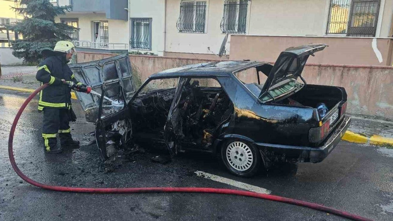 Seyir halindeki otomobil alev aldı