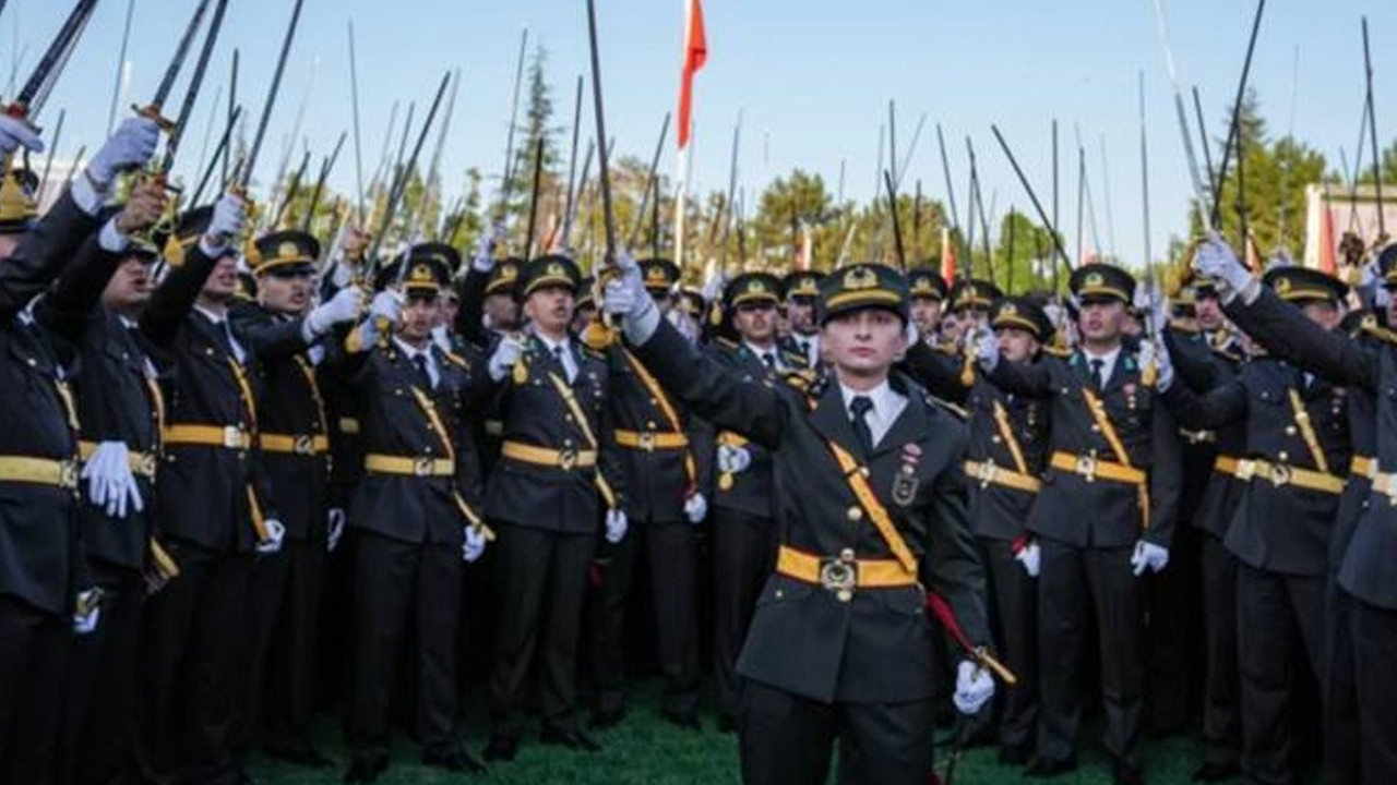 Atatürkçü teğmenlere üniversiteli gençlerden destek! Aynı sloganı attılar, savunmaları istendi… Bu kez yer Eskişehir...