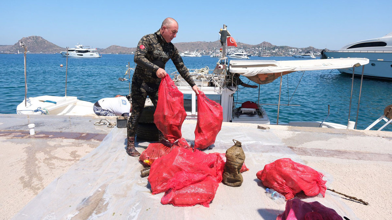 Dalgıçlar 161 kilogram atık çıkardı