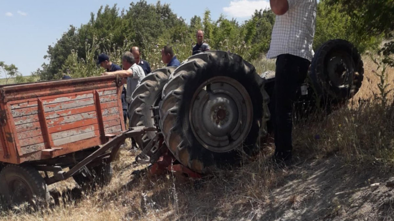 Devrilen traktörün altında kalan yaşlı adam hayatını kaybetti