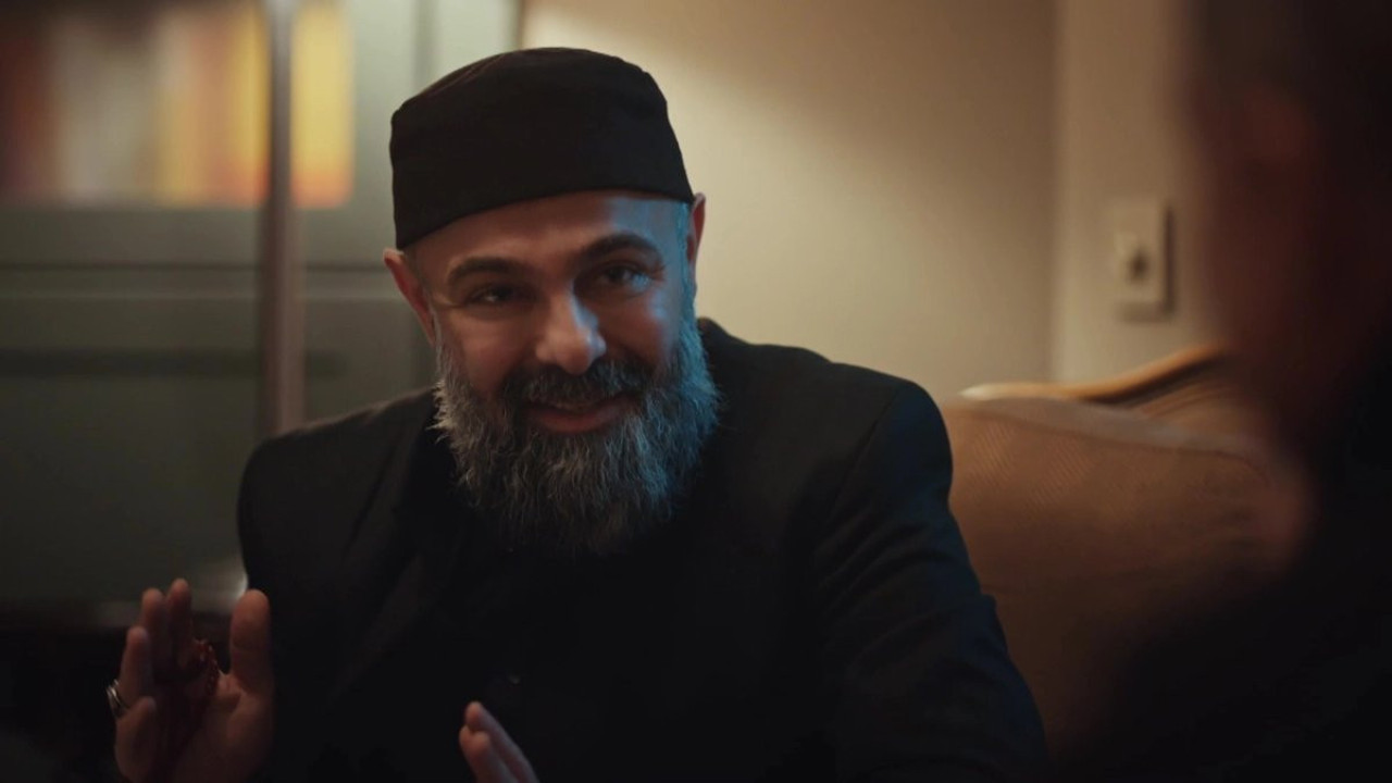 Kızıl Goncalar'ın Sadi'siydi! Ünlü oyuncu imaj tazeledi... Protez saç taktı görenler şoke oldu