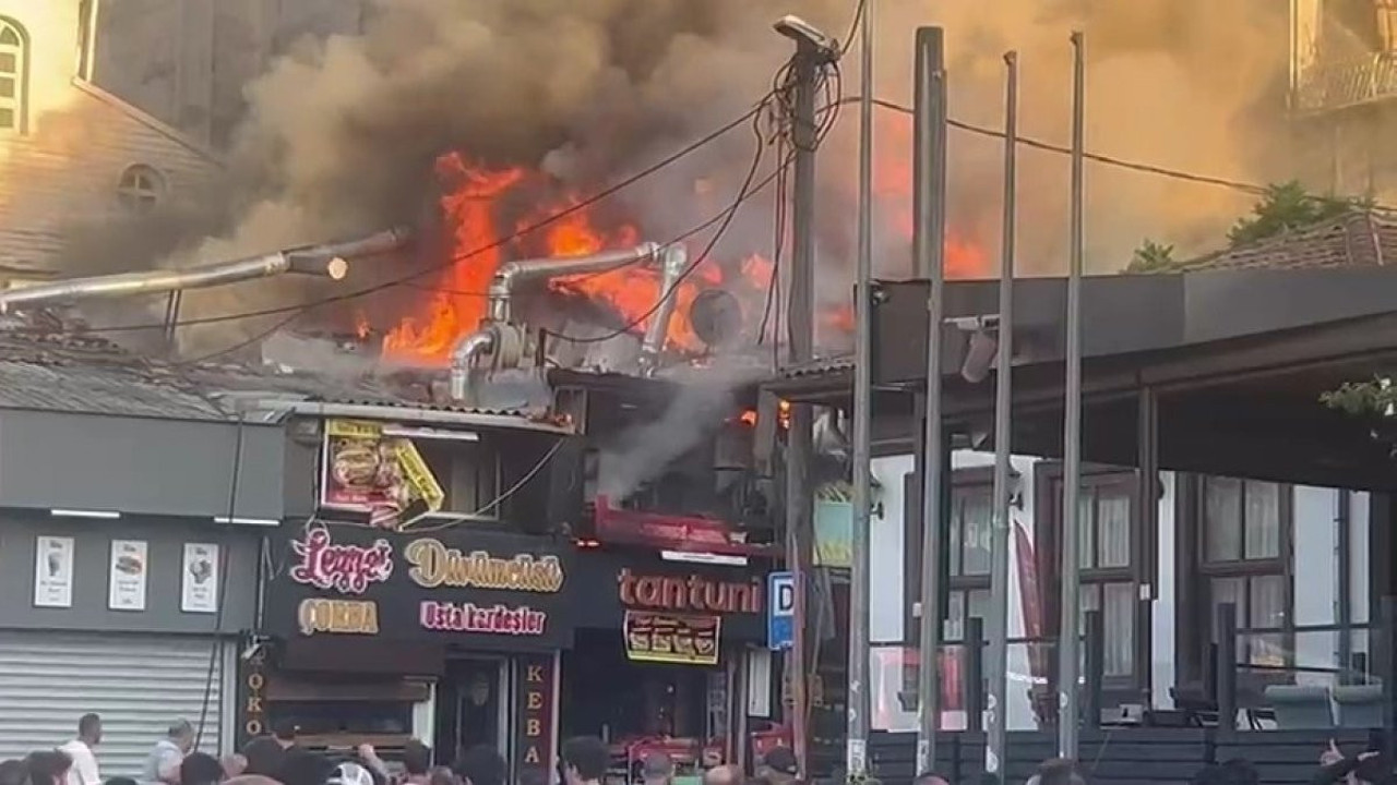 Tarihi semtte yangın! 5 iş yeri zarar gördü