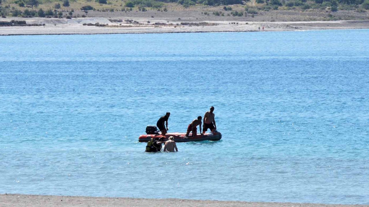 Salda Gölü’nde korku: Genç kız hayatta kalmaya çalışıyor
