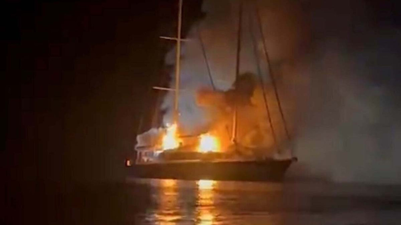 Yelkenli tekne alevlere teslim oldu! Teknedekiler can pazarı yaşadı