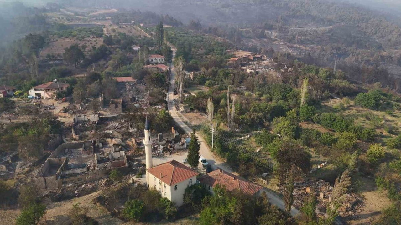 Evini yanmaktan su hortumu ile kurtardı