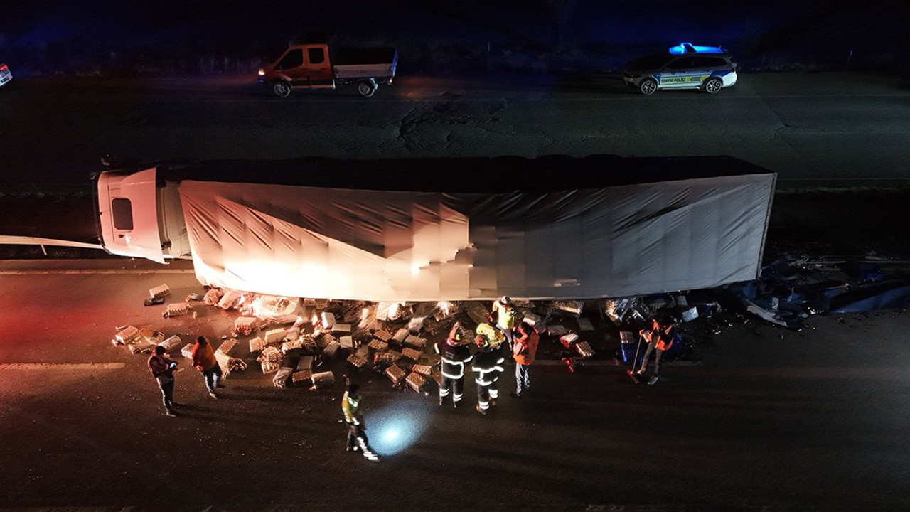Kırıkkale'de korkutan kaza! Alkol yüklü tır devrildi