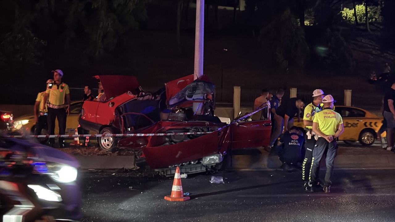 Eyüpsultan'da direğe çarpan Tofaş hurdaya döndü: 1 ölü