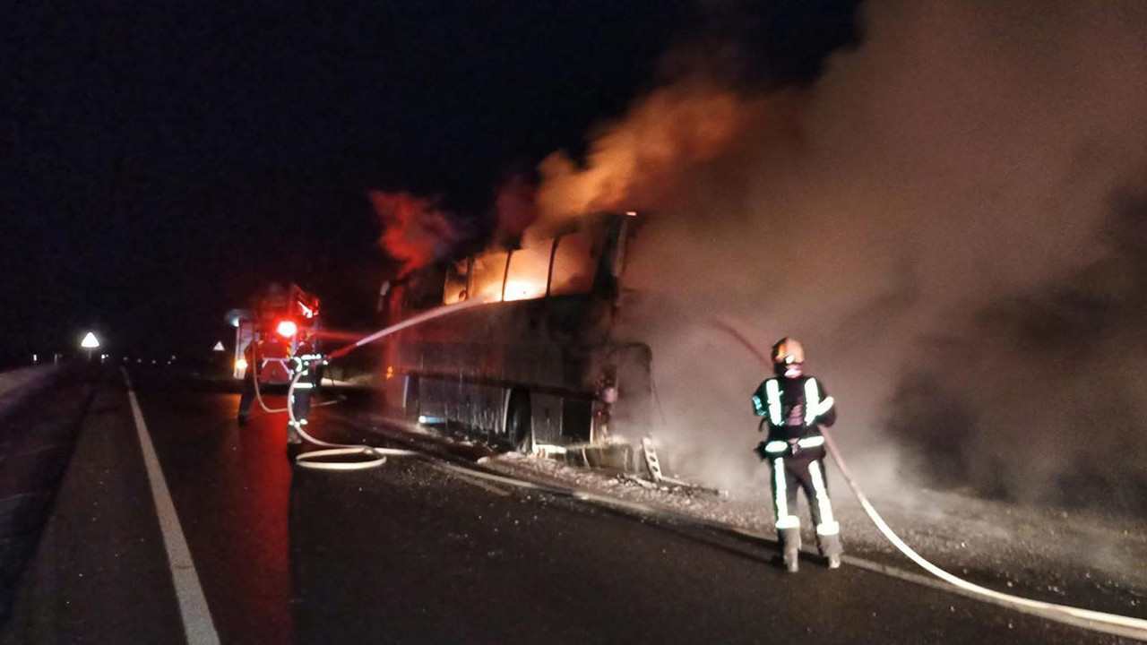 Facianın eşiğinden dönüldü! İşçi taşıyordu: Otobüs hurdaya döndü