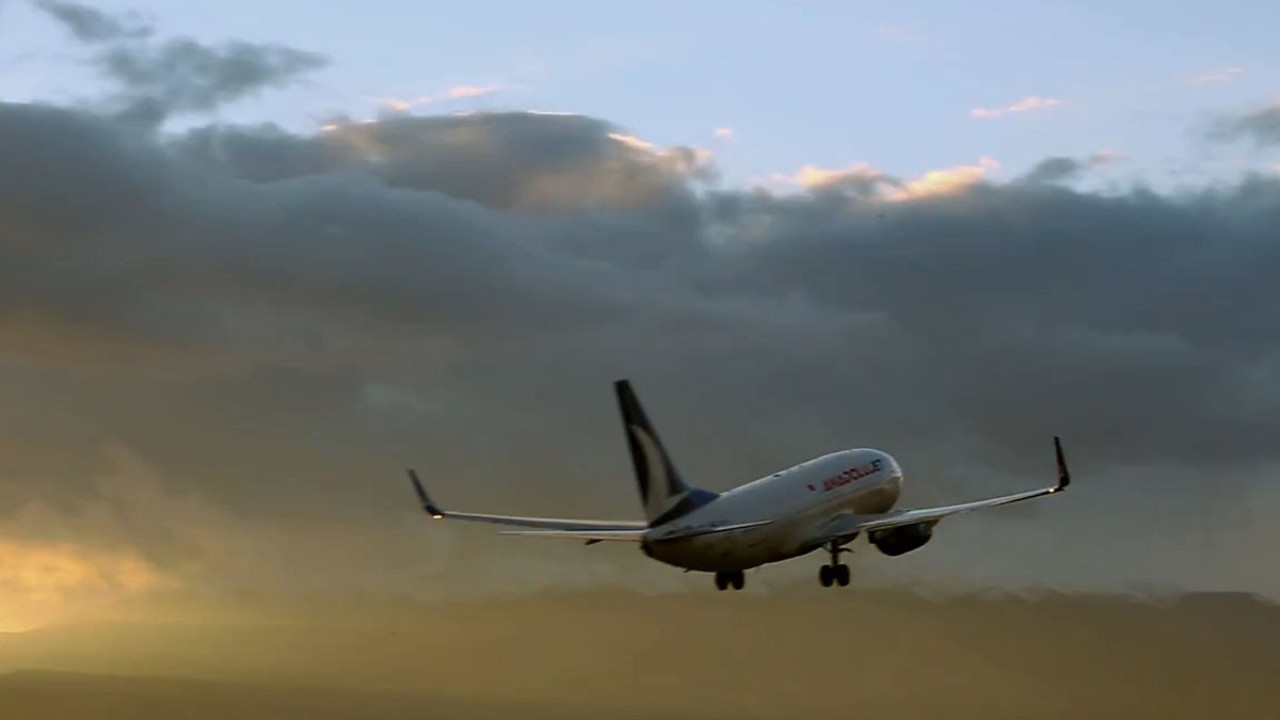 Yıldırım vurdu, uçak rotayı değiştirdi