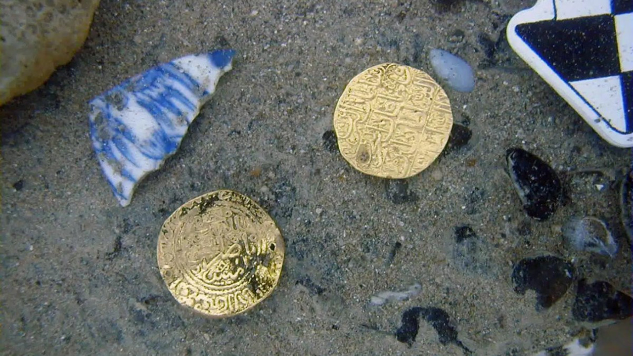 Gemi batığından çil çil altın çıktı: Arkeologların aklı çıktı