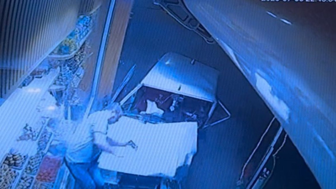 Manevra yapan araca vuran Tofaş, yürüyen vatandaşa böyle çarptı