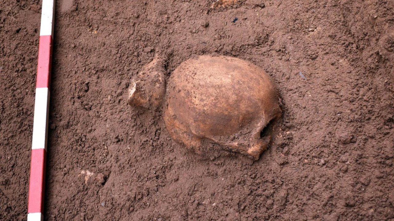 Eğlence meydanından kemik fışkırdı: Gerçek kanalizasyon çalışmasında ortaya çıktı