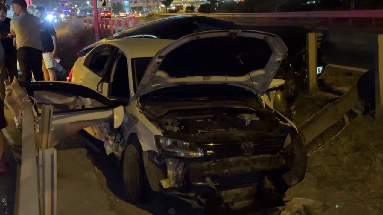 Makas atan araç kazaya neden oldu! 2 araç boşluğa düştü