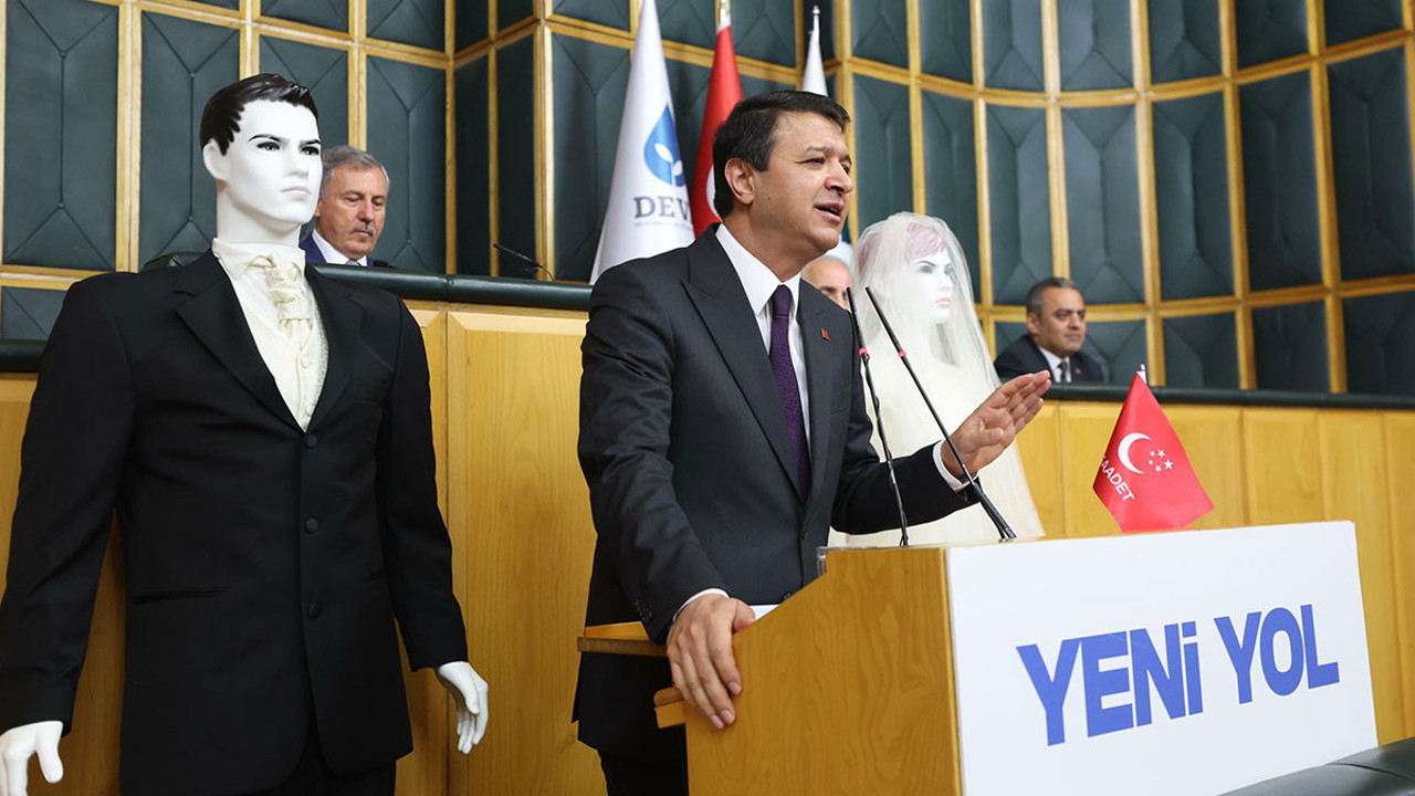 Mahmut Arıkan kürsüye 'gelin-damat' ile çıktı!