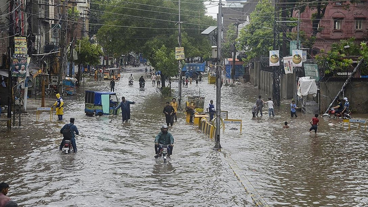 Bir ülke daha sele teslim oldu! Pakistan'da ölü sayısı artıyor