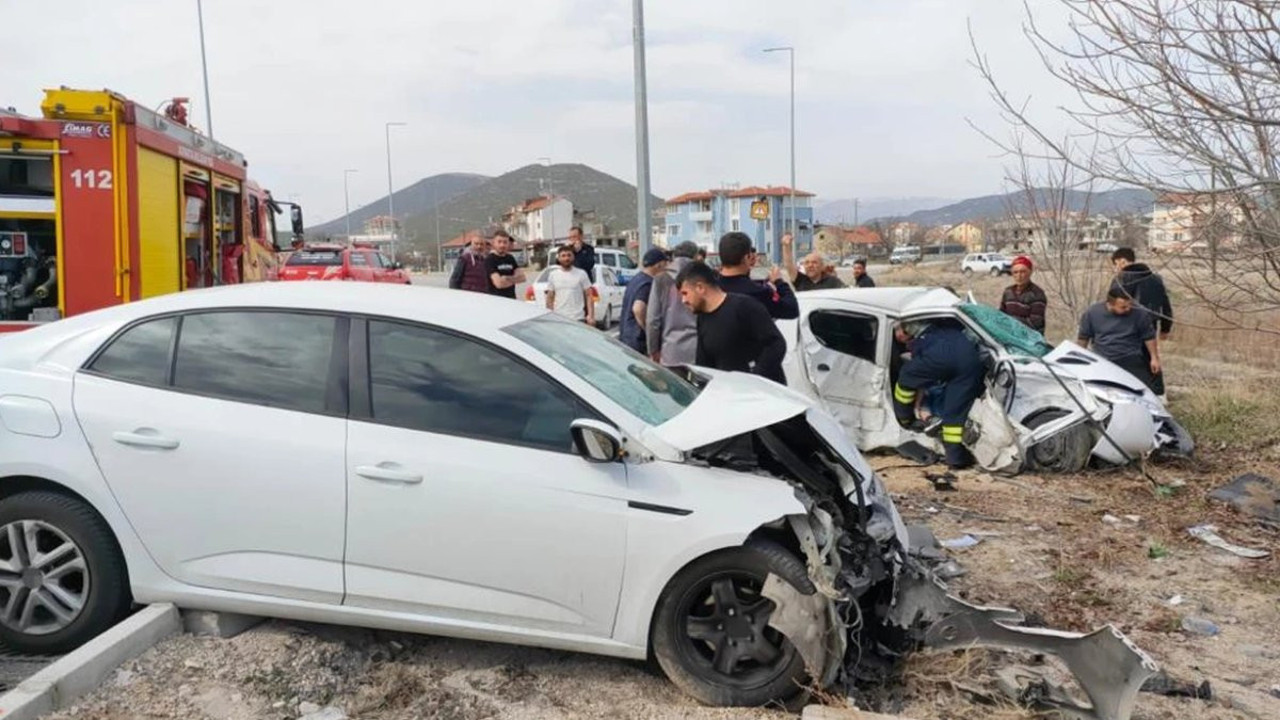 Isparta'da iki otomobil çarpıştı! 1 kişi öldü, 9 kişi yaralandı