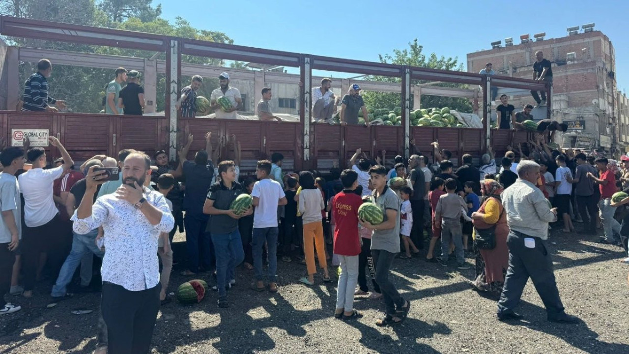 27 ton karpuzu ücretsiz dağıttı! O anlar izdihama neden oldu