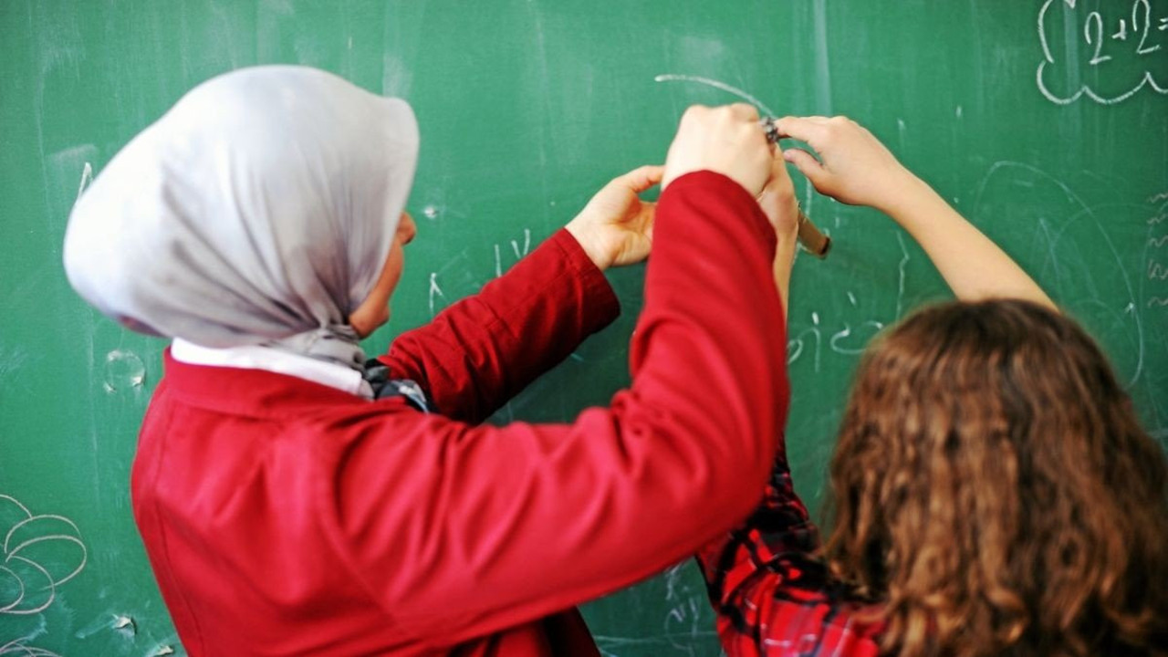 İsviçre’de başörtüsü krizi: Öğretmen işinden oldu