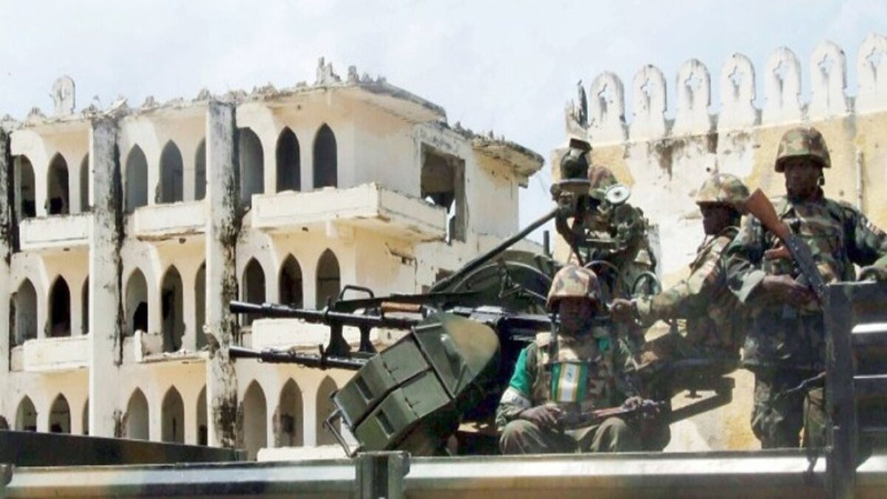 Almanya'ya sığınan Somali vatandaşları iç savaşa odun taşıyor