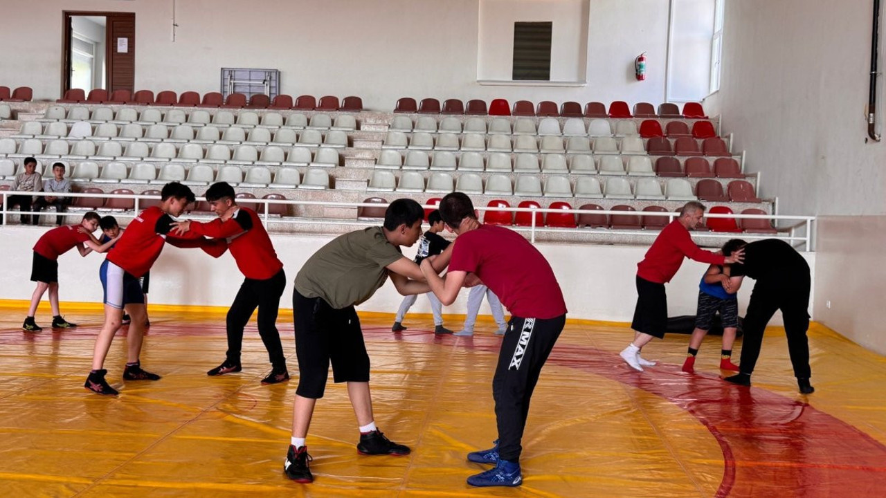 Söğüt’te güreş rüzgarı esti minik yiğitler minderde