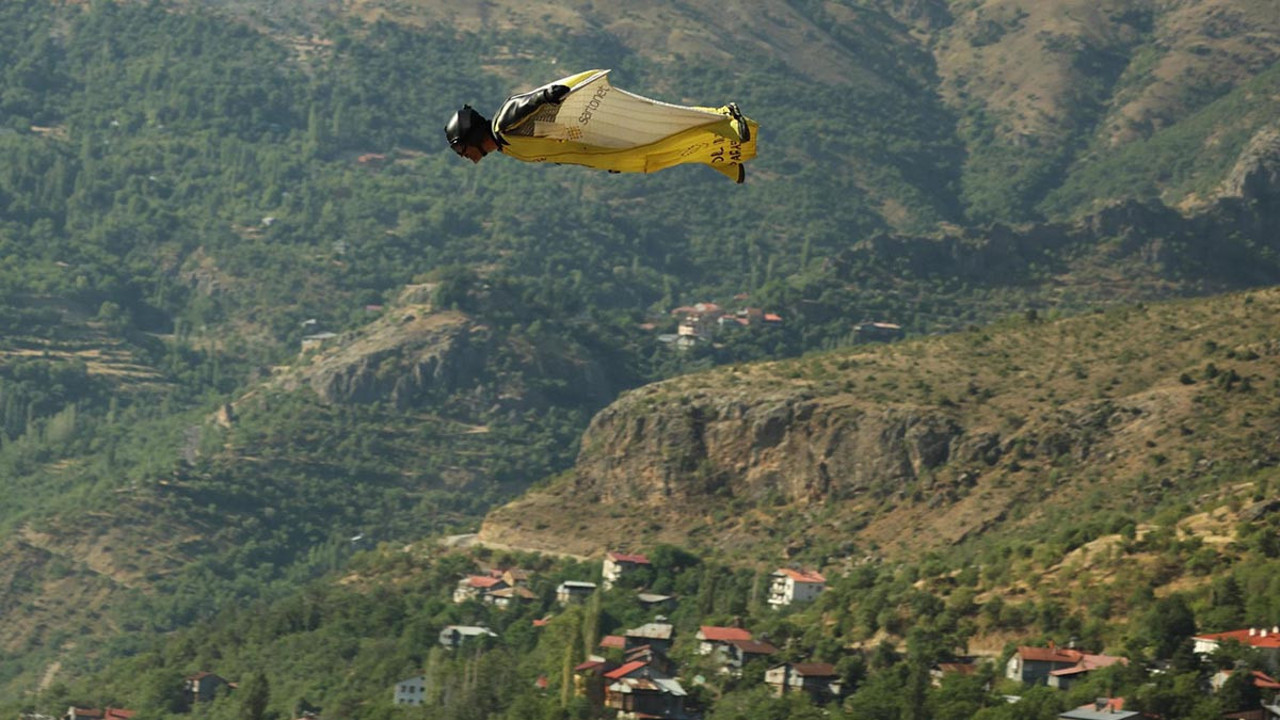 Engin kuşu cennete açılan kapıdan jet gibi geçti! 517 basamak tırmandı 600 metreden atladı