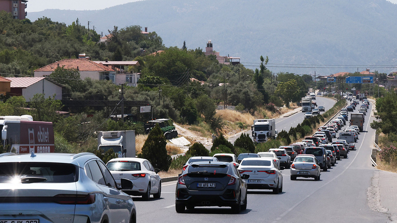 Binlerce kişinin gittiği tatil kenti! Sürücüler çileden çıktı: Trafik durma noktasında
