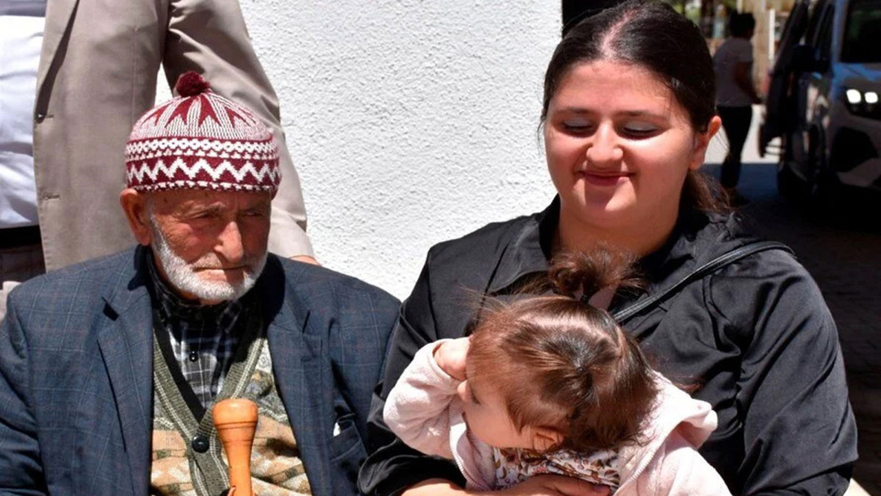 Sivas'ta Mehmet dedenin uzun yaşamasının sırrı 2 besinde! 6 çocuğu 50 torunu 5 torununun torunu var! Bir asırı geride bıraktı