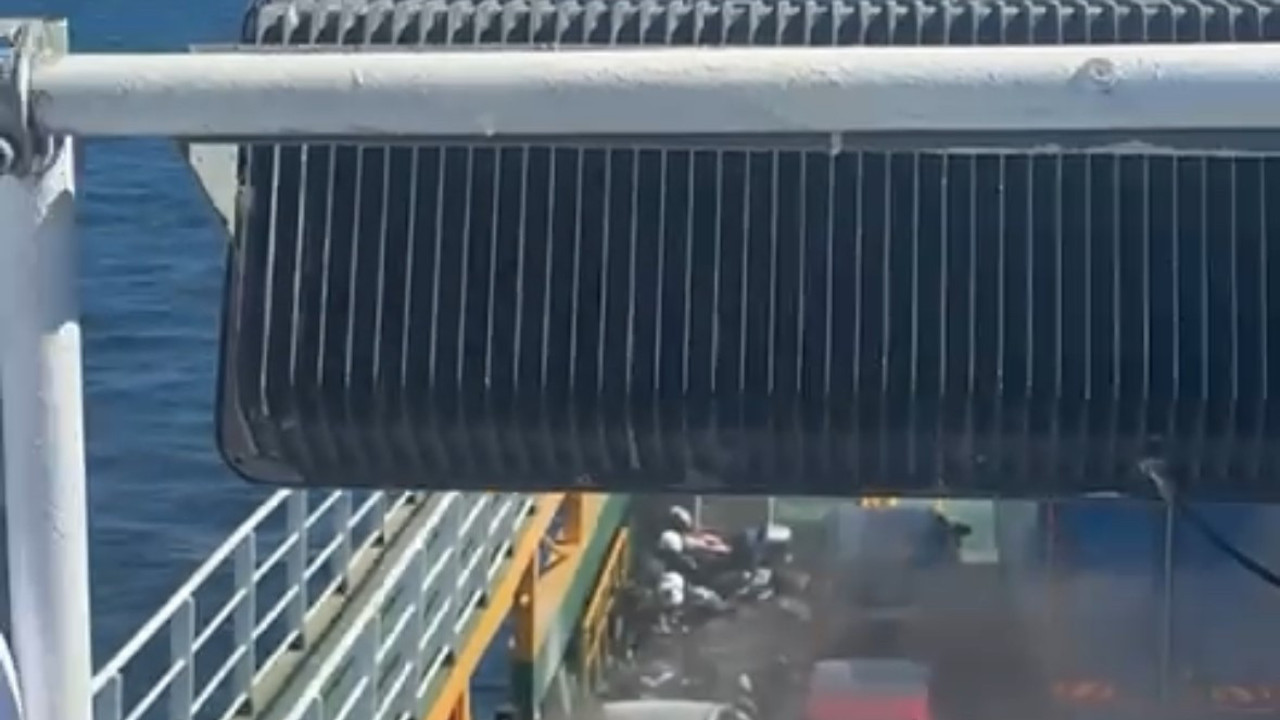 Marmara'da feribot alev alev yandı! 200 yolcu ve 70 araç alevlerin arasında