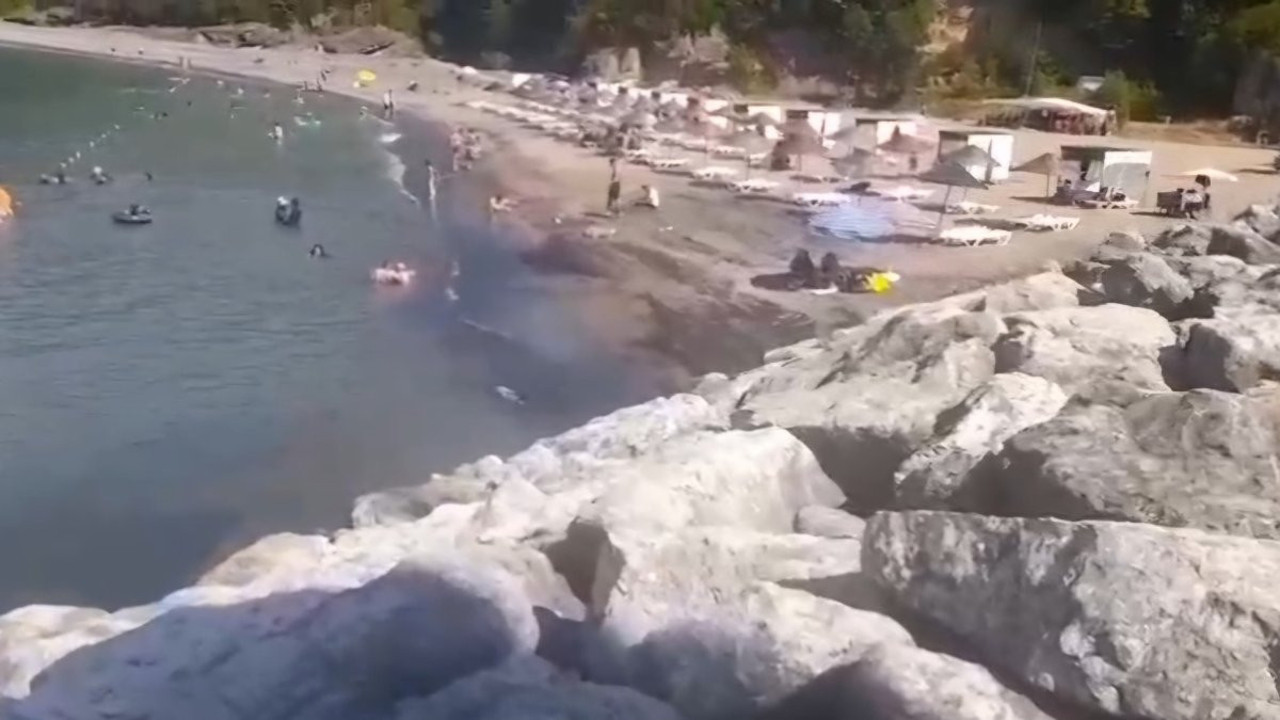 Mavi sulara yakışmayan görüntü!