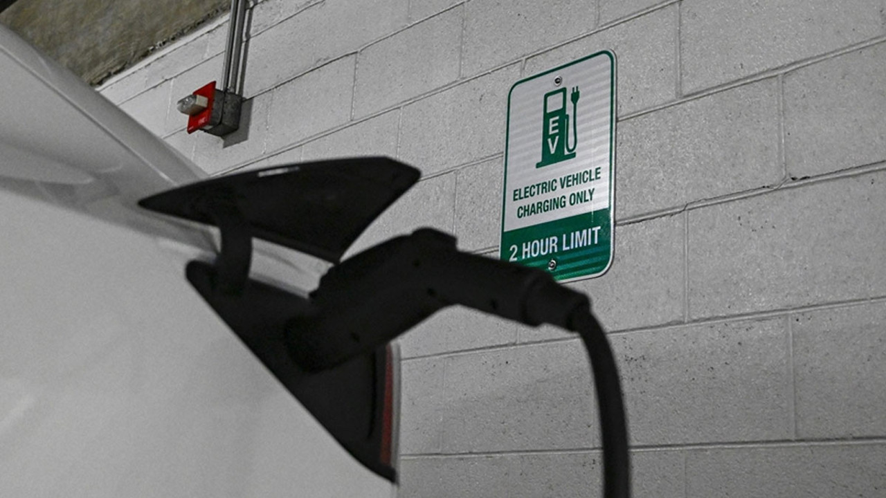 Dünyada elektrikli araç satışında ciddi yükseliş! İşte sürücülerin dikkat ettiği en önemli nokta...