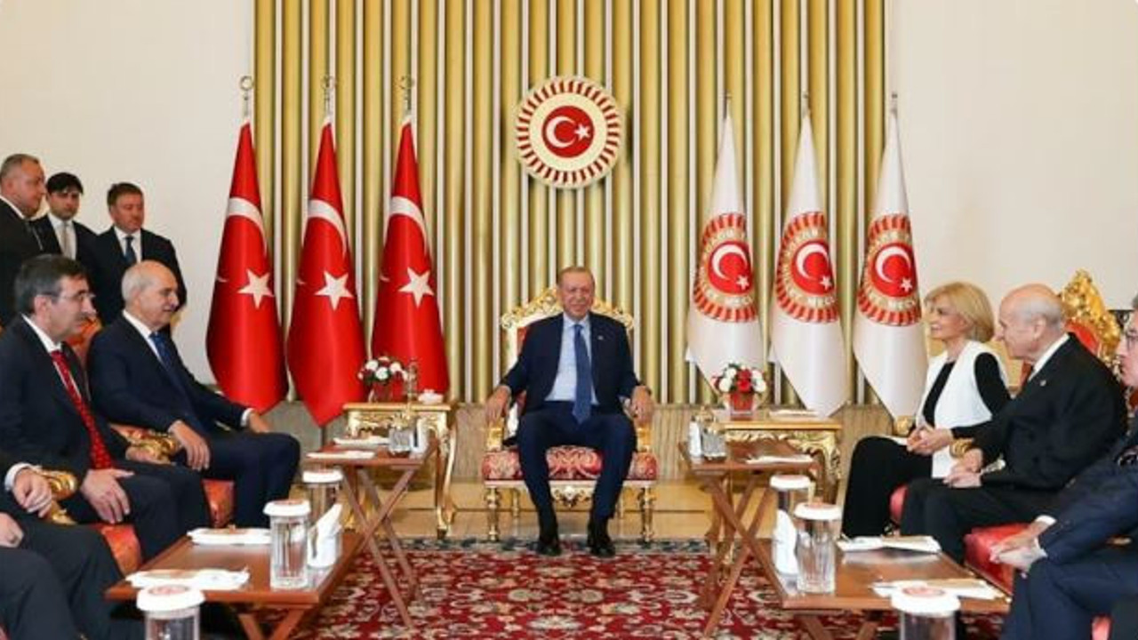 Erdoğan’ın sağına oturdu görenler şaşkına döndü! O isim siyasete geri mi dönüyor?