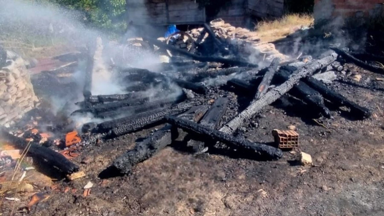 Sinop’ta yangın: Ahşap ambarlar küle döndü
