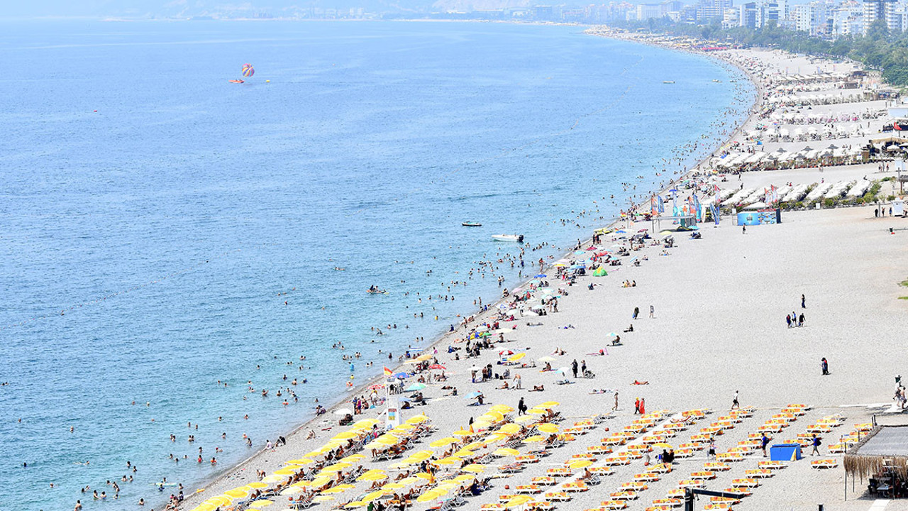 Antalya'da sıcaktan bunalanlar sahile akın etti