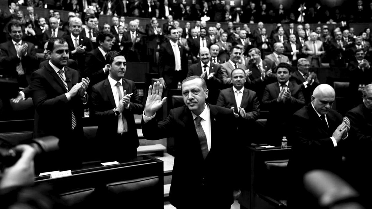 İktidara yakın gazeteci “tek bir ihtimal var” diyerek açıkladı: Eli kulağında