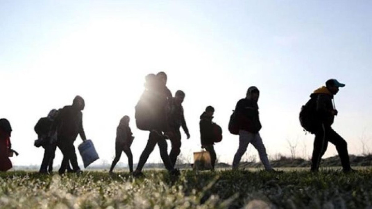 Çanakkale'de 27 kaçak göçmen kurtarıldı