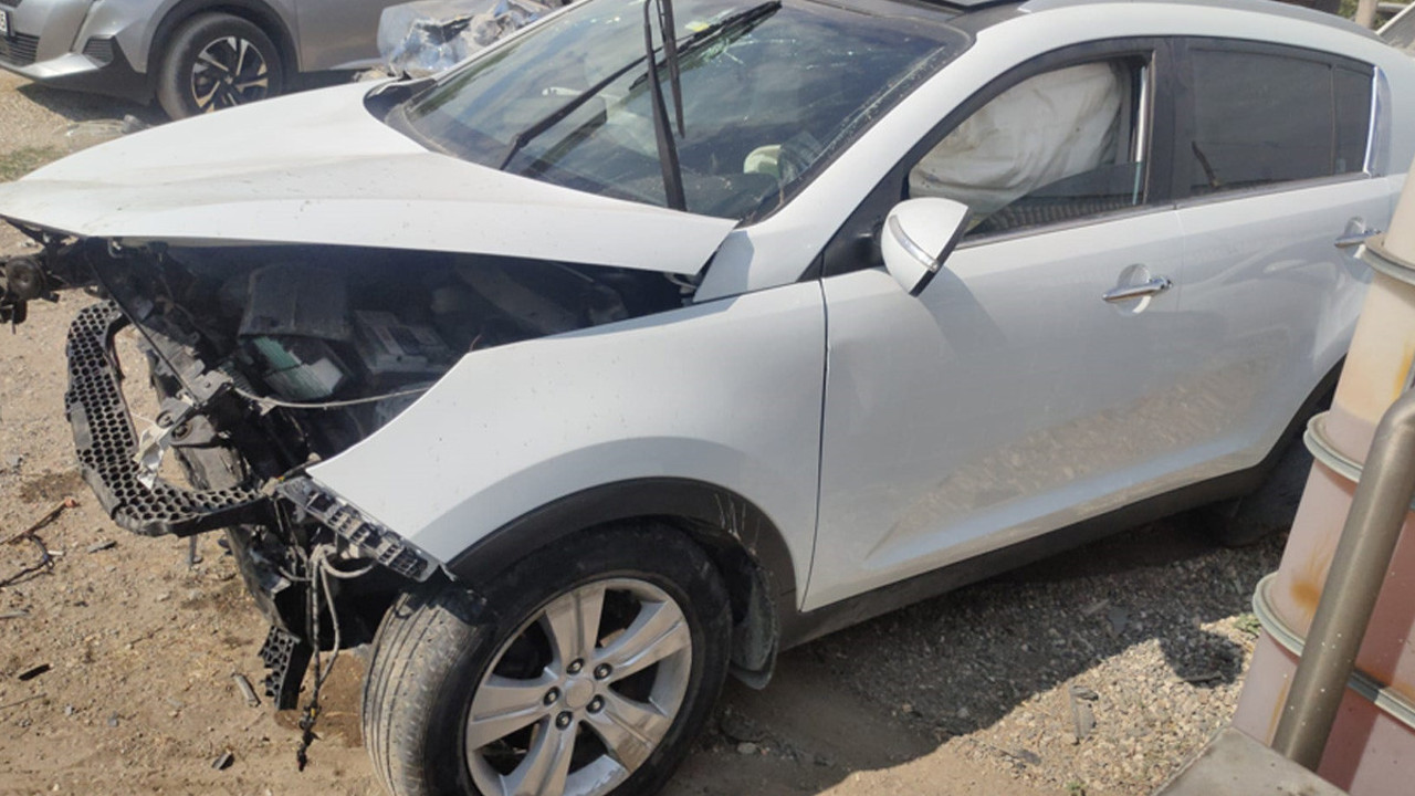 Otomobil duvara çarpıp takla attı! Sürücünün durumu kritik