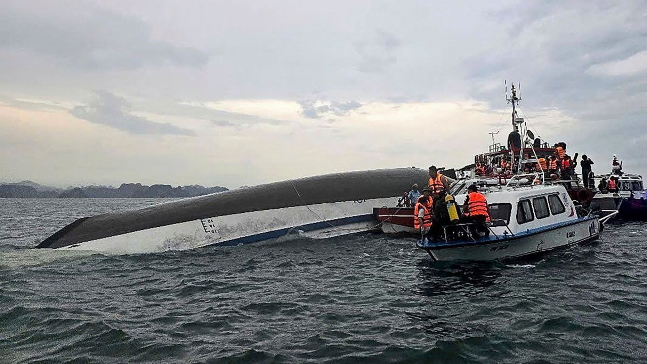 Alabora olan teknede can pazarı: 20'den fazla kişi kayıp
