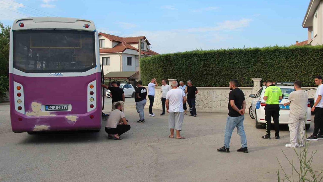 Akyazı’da yürek burkan kaza! Çocuk otobüsün altında kaldı