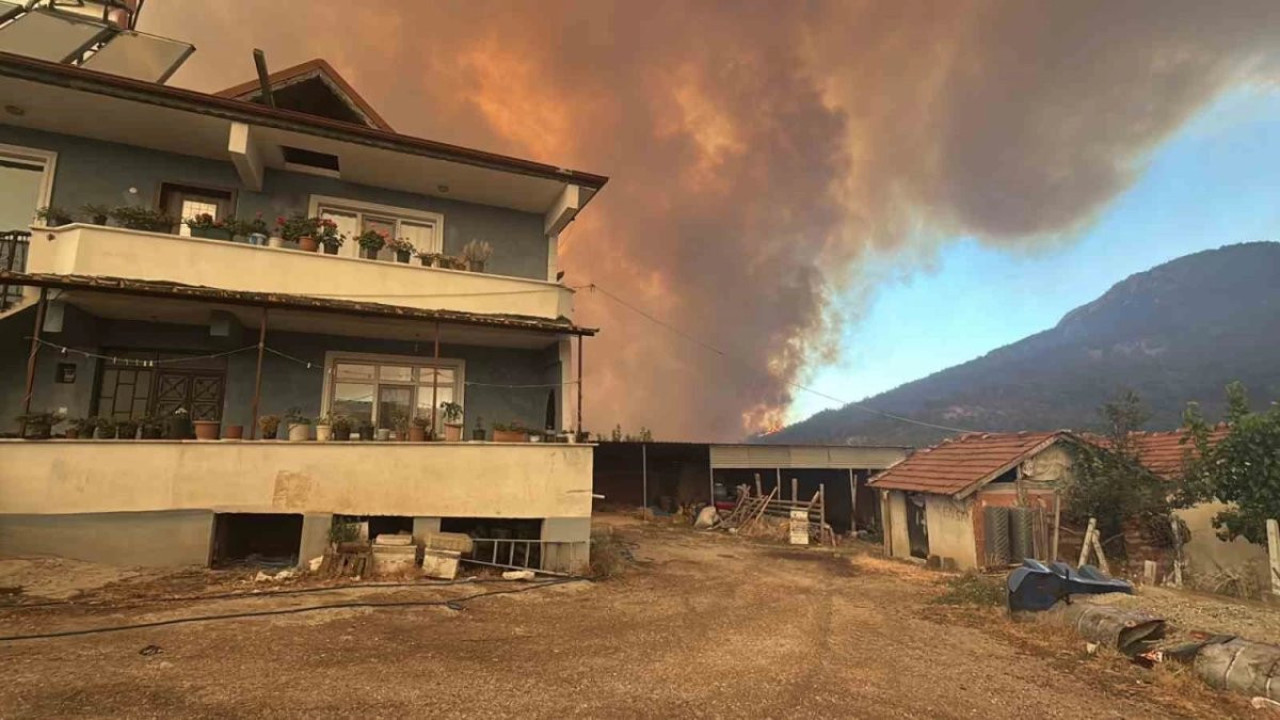 Sakarya’daki bir mahalle yangın dolayısıyla tahliye ediliyor