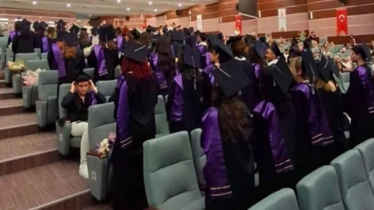 Hacettepe Üniversitesi öğrencilerinden diploma töreninde ders gibi protesto