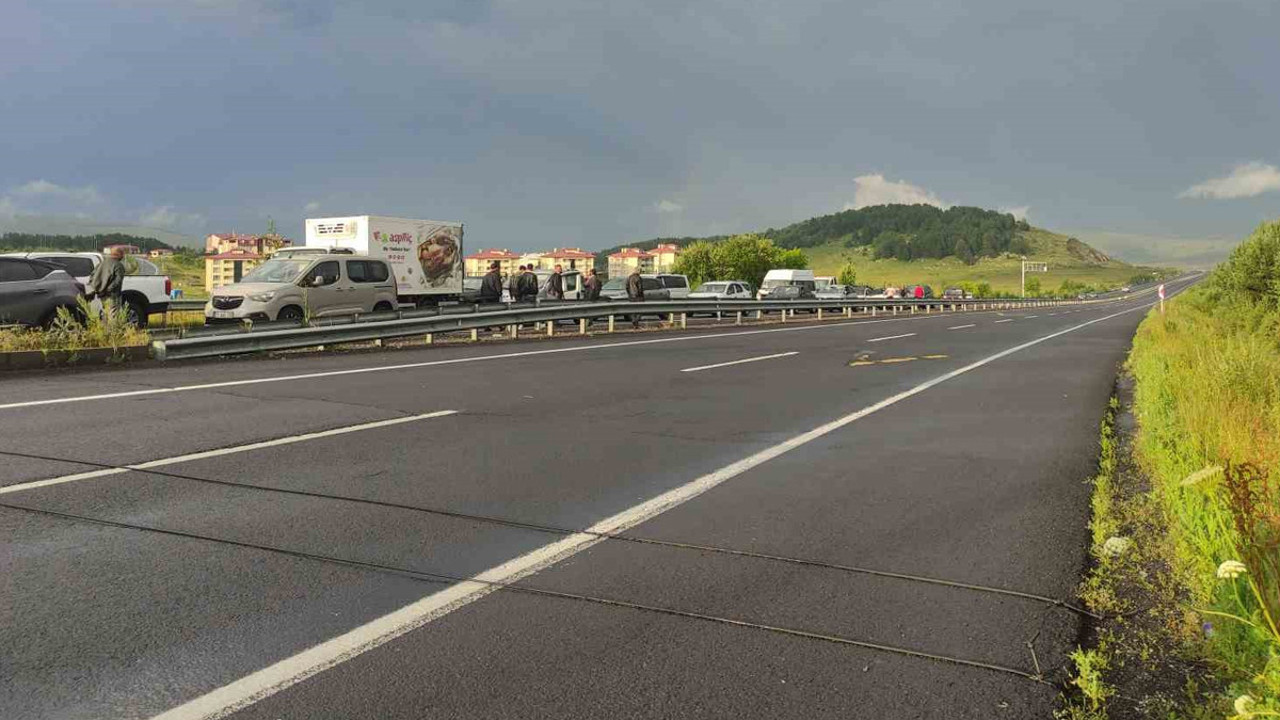 Kars yolunda TIR faciası! Trafik durdu