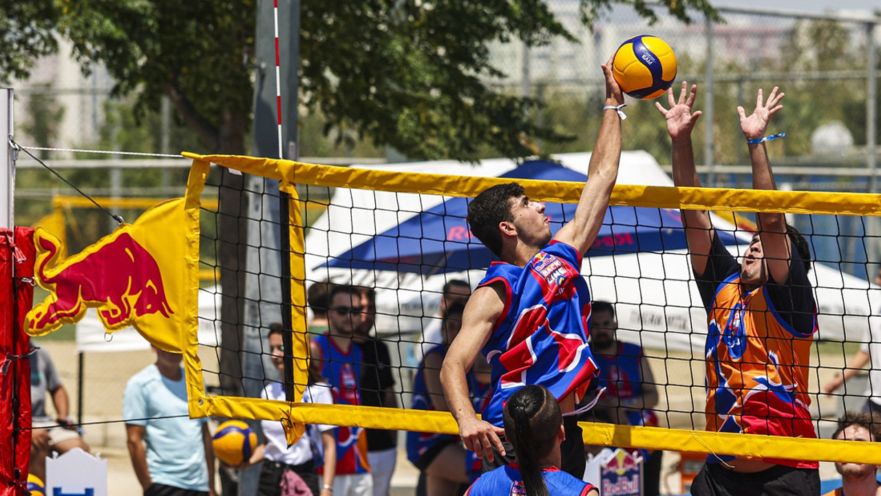 Sokak voleybolu turnuvası Back Line'nın İzmir etabı tamamlandı