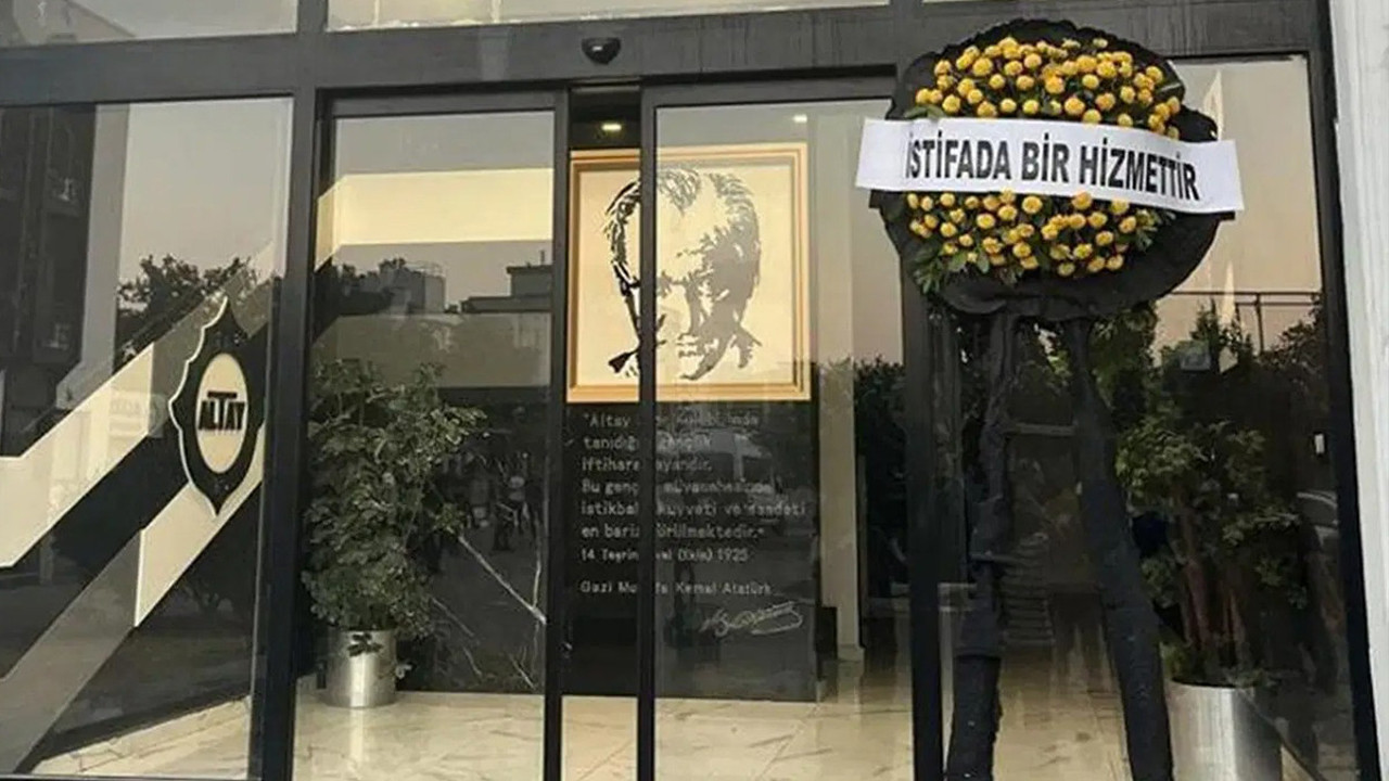 Altay'da siyah çelenkli protesto: İstifa da bir hizmettir