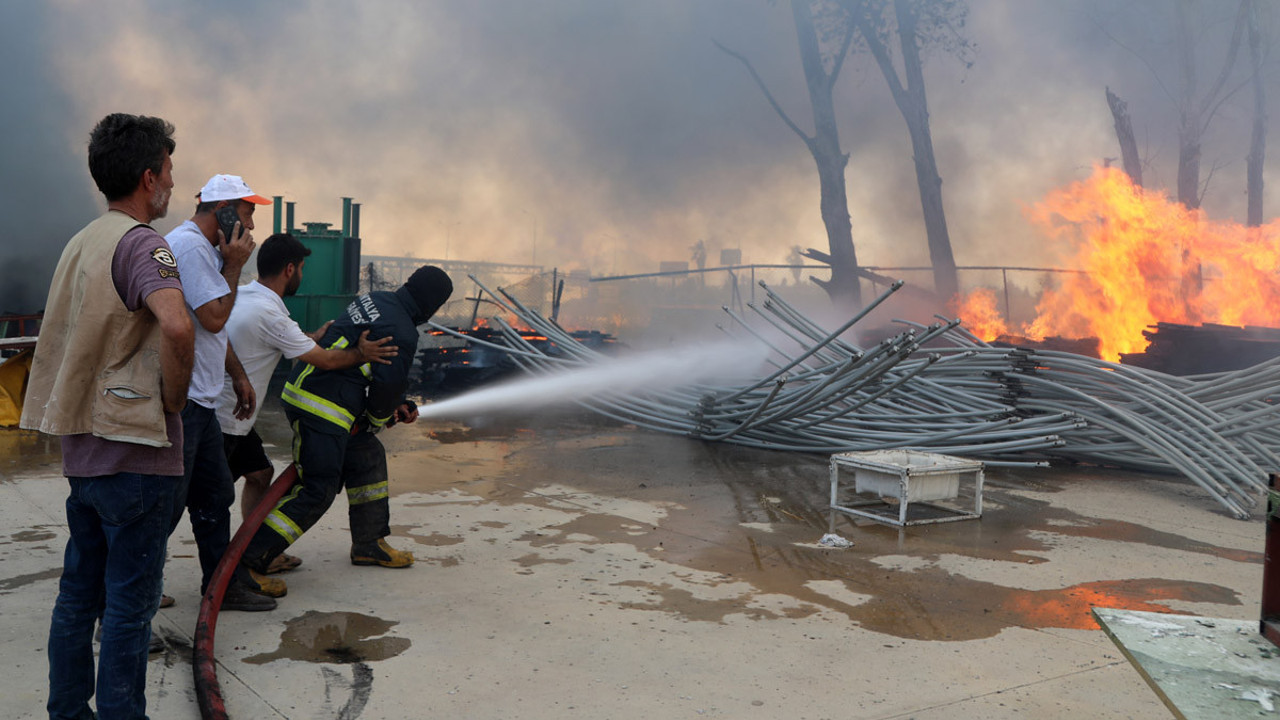 Antalya’da yangın kabusu! Fabrika alevler içinde